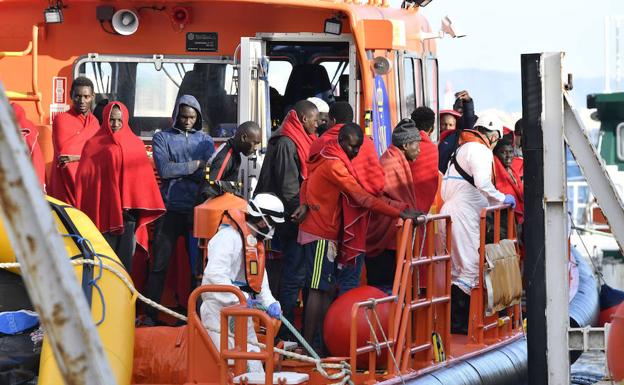 Imagen de una de las cinco pateras rescatadas hoy a su llegada al puerto de Almería /EFE
