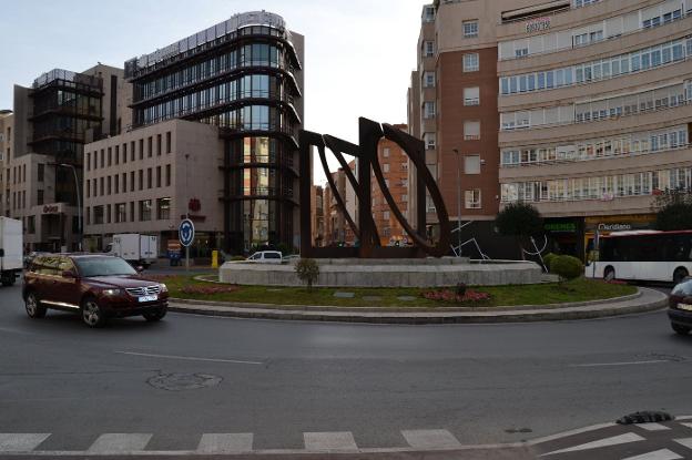 La rotonda de la plaza Barcelona es una de las más conflictivas de la capital./F.G.