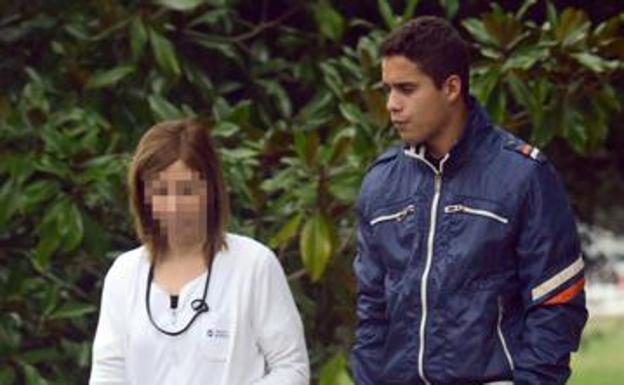 José Fernando, con una cuidadora del centro donde está interno./