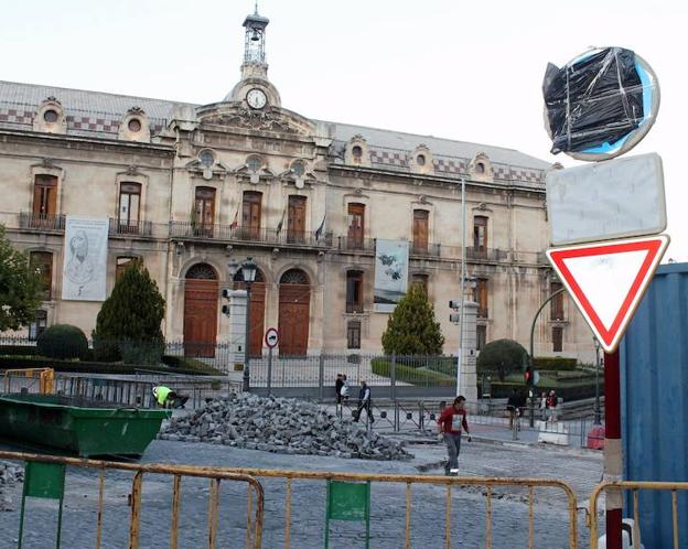 Reparación del adoquinado en la plaza de San Francisco./LIÉBANA