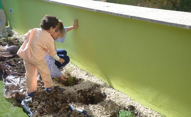 Pacientes infantiles del Hospital de Jaén plantan especies aromáticas autóctonas en 'El Jardín de los Sueños'