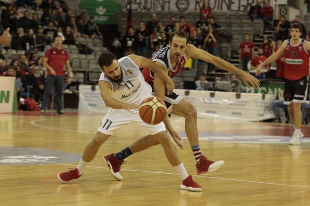 Carlos de Cobos intenta robar el balón en el último partido jugado en el Palacio contra el Real Murcia./ALFREDO AGUILAR