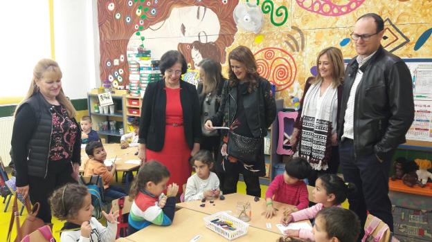 Sonia Gaya, en el CEIP Juan Sebastián Elcano junto a la delegada del Gobierno andaluz. /IDEAL