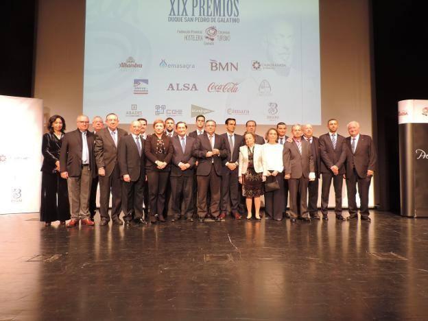 Foto de familia de los galardonados y algunas de las autoridades asistentes al acto y miembros de la Federación de Hostelería. /Fernando Argüelles