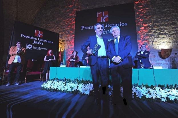 Daniel Múgica recoge el premio de novela de las manos del presidente de CajaGranada, Antonio Jara./CAJAGRANADA