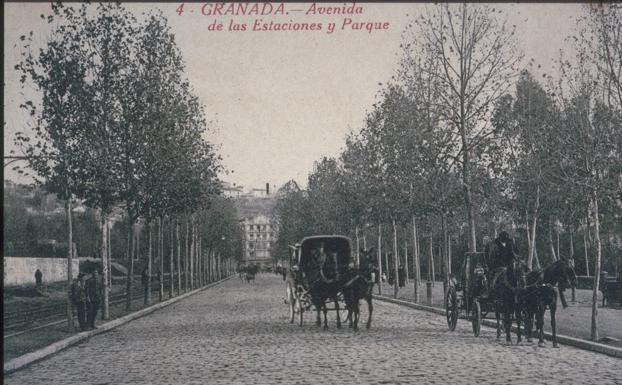 Coches de punto llevan a los viajeros a la estación de ferrocarril /Archivo de Ideal