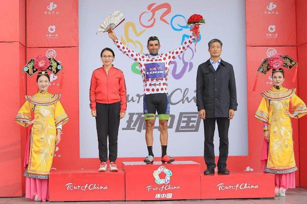 Domínguez luce el maillot que lo distingue como líder de la montaña en el Tour de China de 2017./