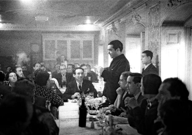 Federico García Lorca pronuncia unas palabras en un homenaje a Alberti y María Teresa León./EFE