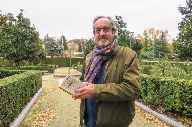 Javier Bozalongo, ayer en los jardines del Triunfo./J. A. M.