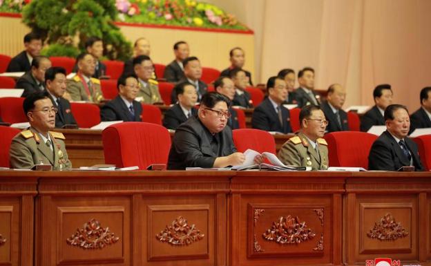 Kim Jong-un, durante una reunión del comité sobre el programa balístico norcoreano./Reuters