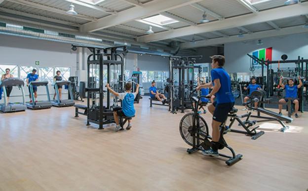 Usuarios del gimnasio del Centro Deportivo de la Universidad de Almería, realizando sus sesiones de entrenamiento./