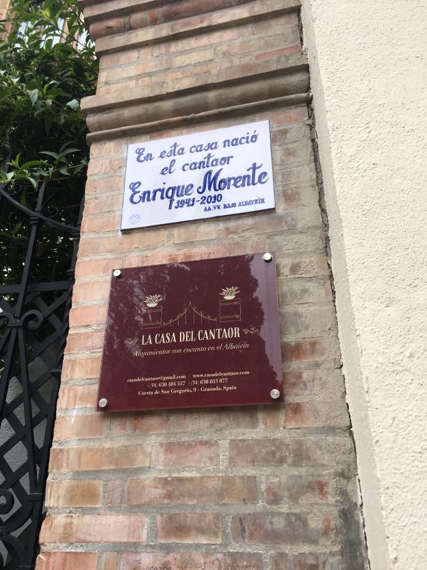 Azulejo conmemorativo y placa a la entrada de la casa./P. RODRÍGUEZ