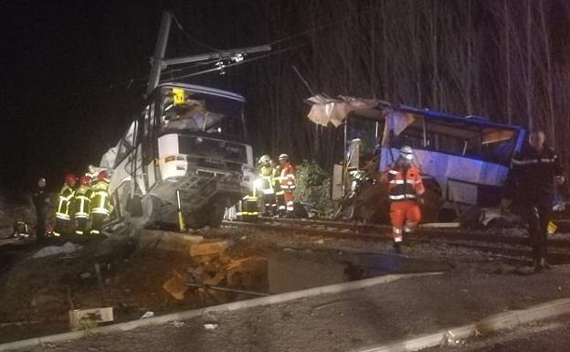 Imagen facilitada por France Bleu Roussillon de los equipos de emergencia y rescate en el lugar del accidente. /Mathieu Ferri (Efe)