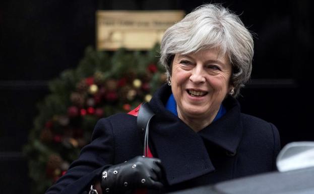 La primera ministra británica, Theresa May, acude a una sesión de control en el Parlamento en Londres./EFE