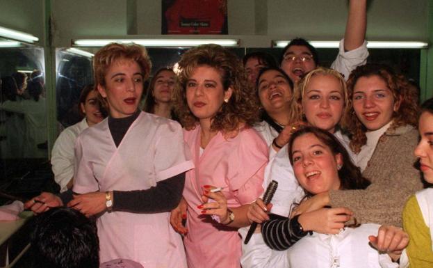 Alumnas y trabajadoras de la academia de Peluquería Lepanto celebrando el premio.