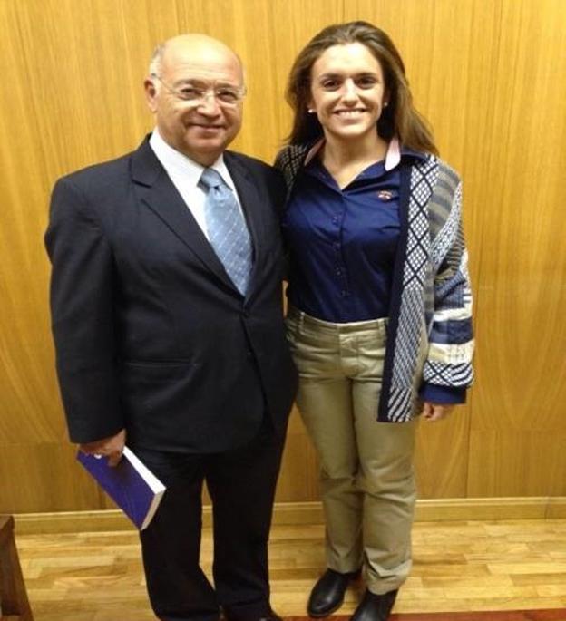 Carolina González Antón y Ángel Gil, miembros de la investigación que ha estudiado los efectos saciantes del pan enriquecido con fibra soluble, proteínas y fruta desecada./UGR