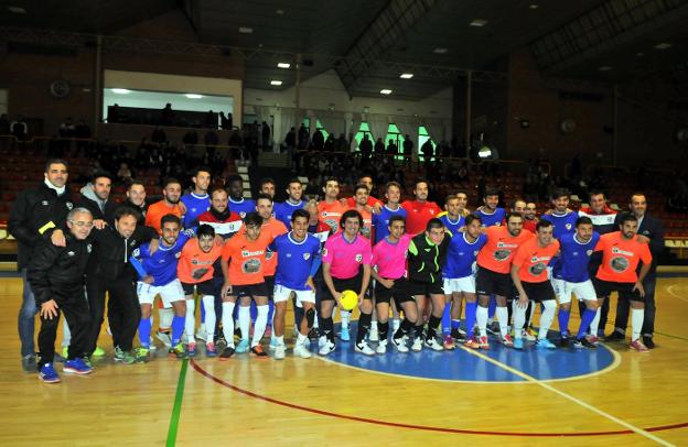 Los dos clubes de los amores de Juan López Rodríguez se fundieron en este bello memorial hacia su persona, que se repetirá en el futuro./ENRIQUE