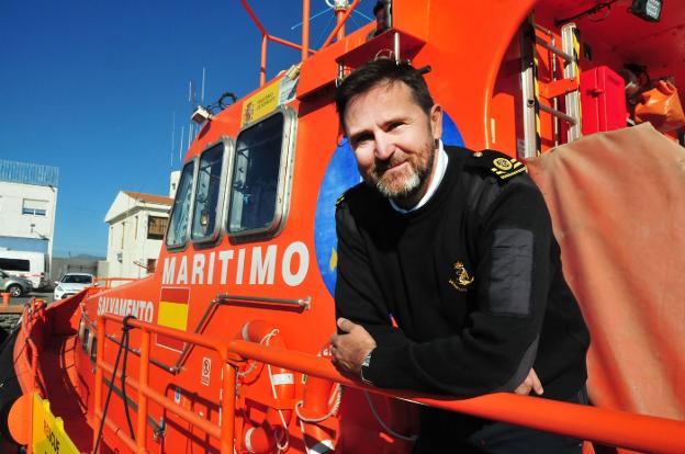 Juan Carlos Jiménez, en el Salvamar Hamal, el barco de Salvamento Marítimo con nombre de estrella de la constelación de Aries, en el puerto de Motril/JUAN ENRIQUE GÓMEZ