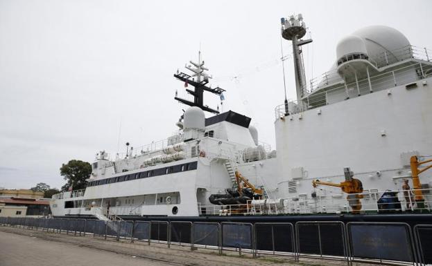 El barco ruso Yantar, uno de los buques que participan en la búsqueda del submarino argentino 'San Juan'./David Fernández (Efe)