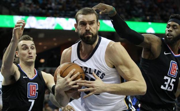 Marc Gasol protege un balón./Efe