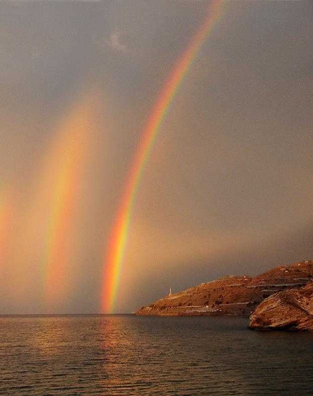 El arco iris doble se alza desde el mar junto a Punta Negra, en La Rábita. /Juan Enrique Gómez