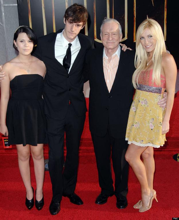 El editor junto a su última esposa, Crystal Harris, de 31 años, su hijo Cooper Hefner y su nuera./R. C.