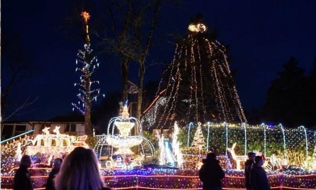 Una familia compra 530.000 luces de Navidad para decorar su casa