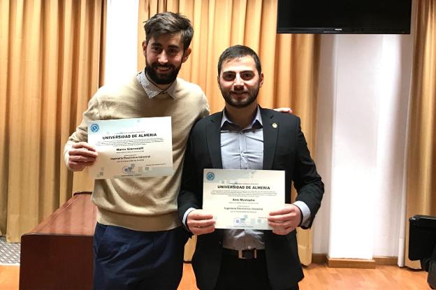 Marco Giacomelli y Anís Mustapha posan con sus títulos que les acreditan como ingenieros por la Universidad de Almería. /IDEAL