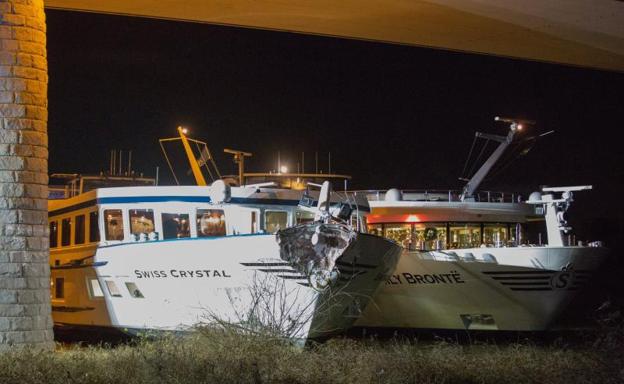 Estado de la proa del barco tras el impacto./EFE