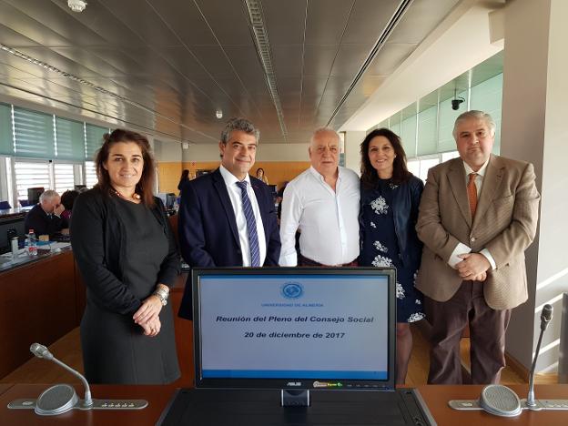 Los miembros del Consejo Social de la Universidad de Almería posan tras la aprobación de los presupuestos para el año 2018./IDEAL