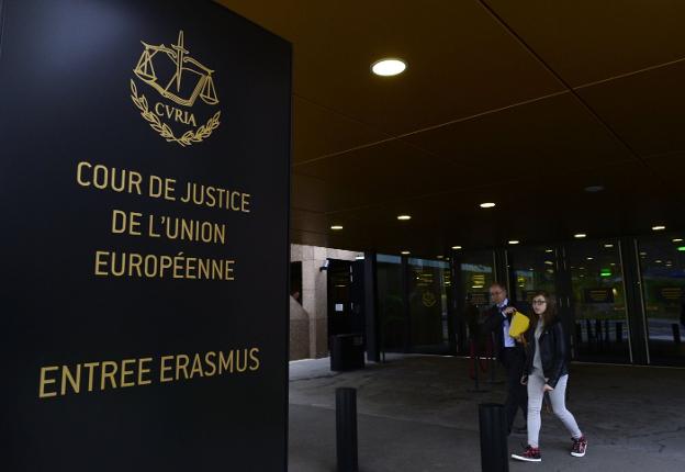 Entrada de la sede del TJUE, que está en Luxemburgo y declaró la retroactividad total./JOHN THYS / AFP