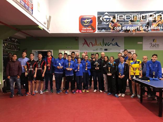 Infantiles y juveniles de la Copa Diputación posan con los trofeos conseguidos en masculino y femenino.
/IDEAL