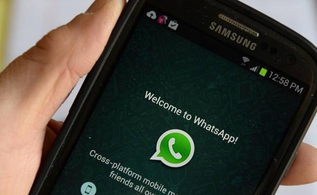 Pantalla de bienvenida a la aplicación de mensajería móvil WhatsApp. /Stan HONDA (Afp)