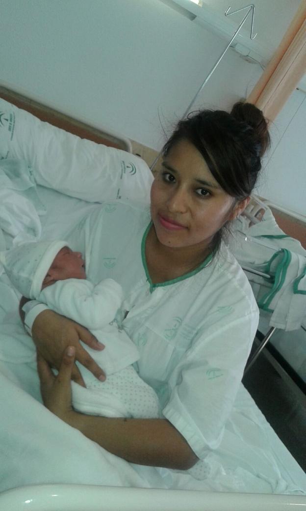 Thiago, en brazos de su mamá, horas después de ver la luz./IDEAL