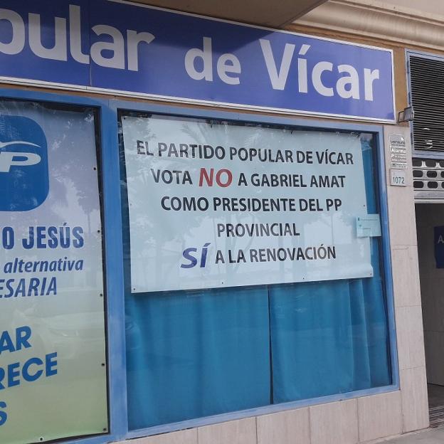 Cartel en la sede del PP de Vícar hace meses./TWITTER @PPVICAR
