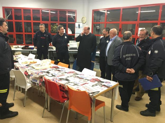 Visita del alcalde y el concejal de Seguridad Ciudadana a los bomberos./IDEAL