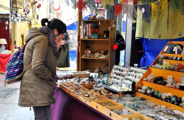 El Mercado Navideño siempre es un reclamo para los vecinos y vecinas de Linares y su comarca que acuden a él a ultimar las compras de regalos./ENRIQUE