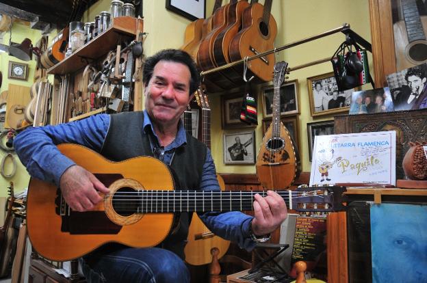 Francisco Manuel Díaz, en su taller de Gomérez, donde también demuestra que es un gran guitarrista lamenco./J.E.GÓMEZ