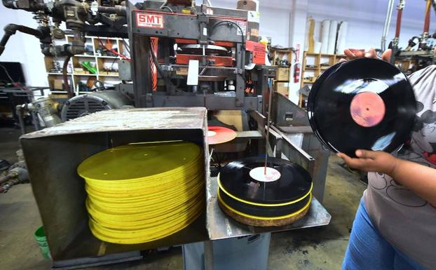 Un trabajador coloca vinilos en la fábrica de Erika Records. /FREDERIC J. BROWN (AFP)