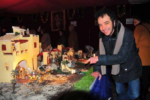 Popi González muestra el belén de la Asociación de Vecinos del Centro./J. E. GÓMEZ