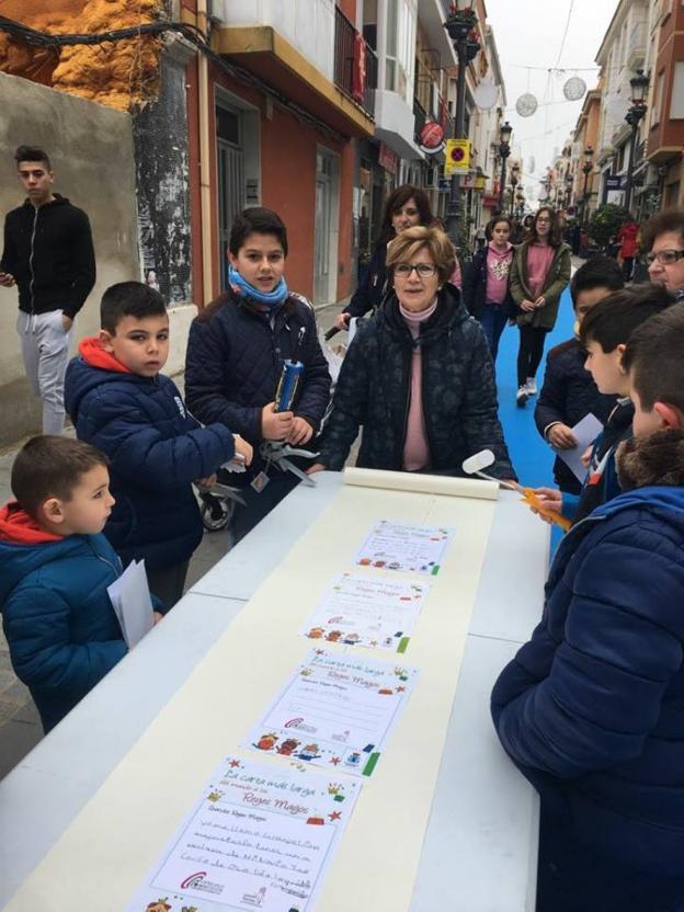 Rollos de papel gigantes. La unión de mas de 3.000 cartas en rollos de papel de 700 metros se realizó entre la Plaza de la Constitución y la Calle Maestra, gracias a la iniciativa municipal con la complicidad de los escolares y colectivos sociales, culturales y económicos. /