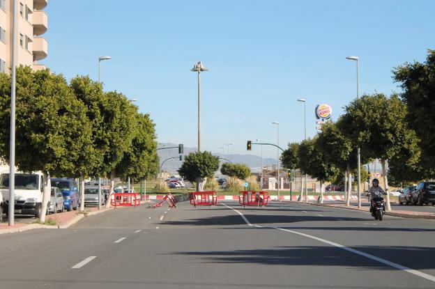 Una moto circula a la altura del gran badén que hoy caracteriza al tramo de esta calle del barrio de Torrecárdenas./S. G. H.