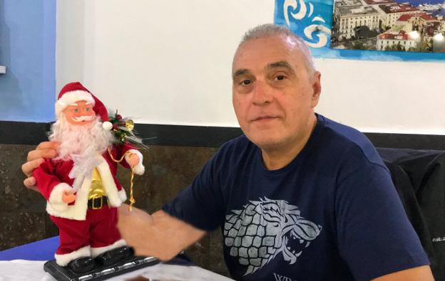 En Canarias la Navidad se celebra en camiseta, pero con Papá Noel. José Vicente Pascual en su casa de Tenerife./