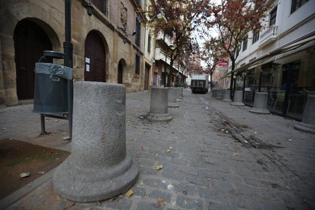 Pilonas de hormigón en la entrada de la calle San Juan de Letrán./RAMÓN L. PÉREZ
