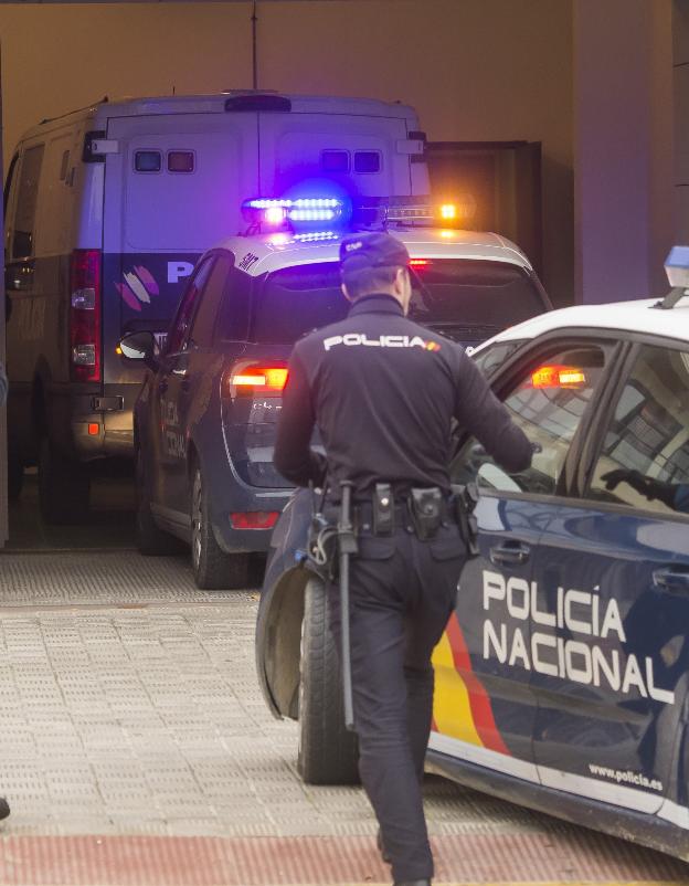 Vehículo policial con el detenido dentro./EFE