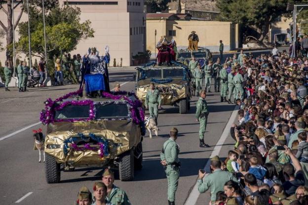 Un momento de la cabalgata de Reyes a su paso por la Base 'Álvarez de Sotomayor'./CANELO / BRILEG