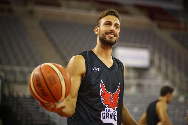 Carlos Cobos sonríe durante un entrenamiento del equipo. /Fermín Rodríguez