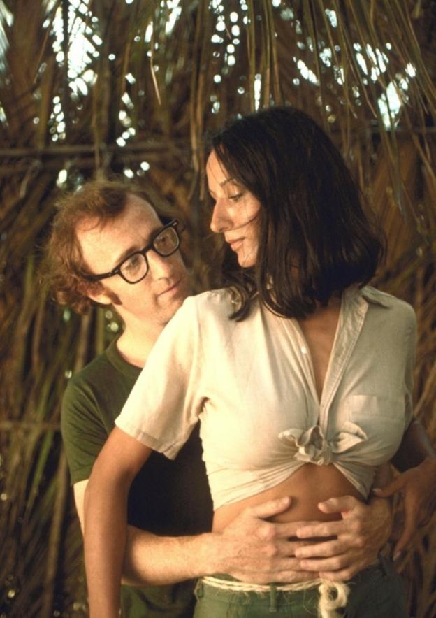 El cineasta con la modelo Nati Abascal en 'Bananas' (1971)./