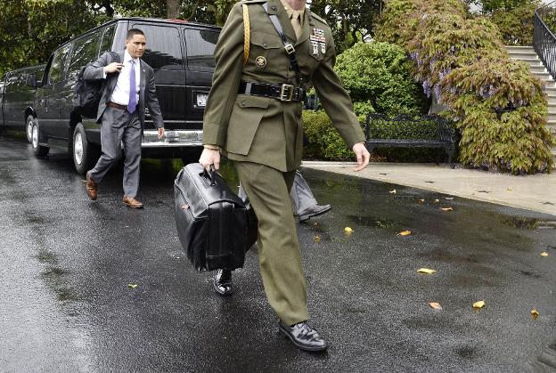 El maletín nuclear. Un militar de EE UU transporta la valija con las claves para un lanzamiento atómico./EFE