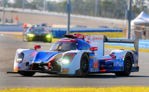 El coche de Fernando Alonso, durante la segunda jornada de entrenamientos en Daytona./Gerardo Mora (Efe)